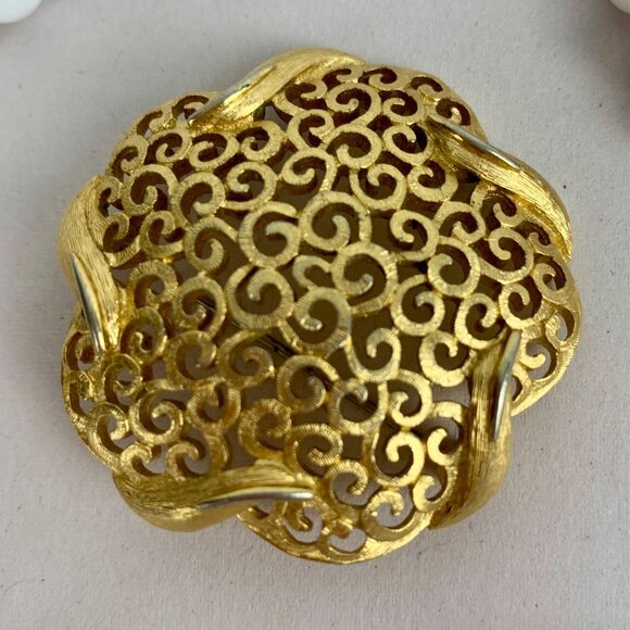 Set of 6 MONET Jewelry 4 Earrings, 1 Necklace In Gold & White Beads, 1 Brooch - Picture 7 of 13